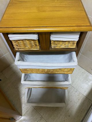 Mueble madera con cestas mimbre