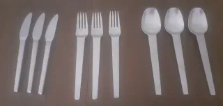 Cubertería de metal plateada