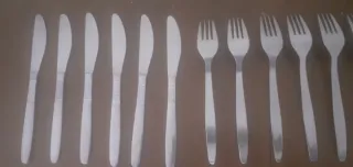 Cubertería de metal plateada