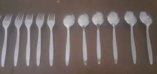 Cubertería de metal plateada