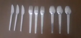 Cubertería de metal plateada