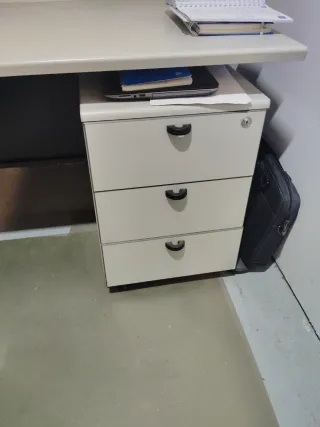 Escritorio y Cajonera de oficina