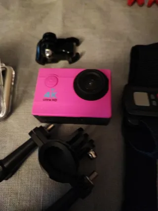 Videocamera sportiva subacquea rosa e nera