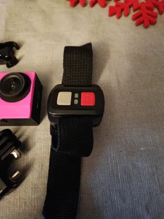 Videocamera sportiva subacquea rosa e nera