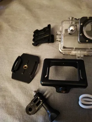 Videocamera sportiva subacquea rosa e nera