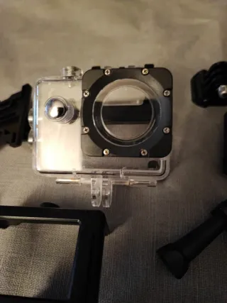 Videocamera sportiva subacquea rosa e nera