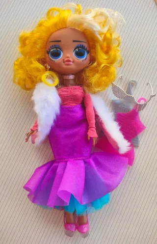 Muñeca LOL con accesorios. En buen estado