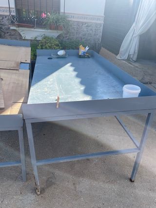 Mesa de trabajo metálica gris