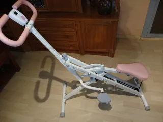 Máquina de sentadillas y remo rosa