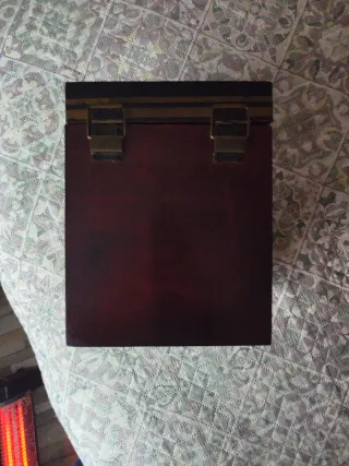 Caja de madera decorada con inscripciones