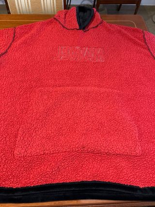 Sudadera polar Marvel negra con interior rojo