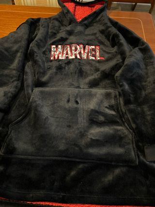 Sudadera polar Marvel negra con interior rojo