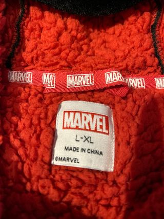 Sudadera polar Marvel negra con interior rojo