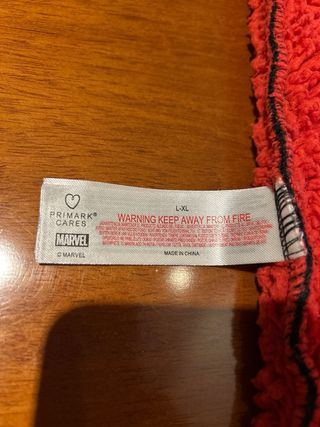 Sudadera polar Marvel negra con interior rojo