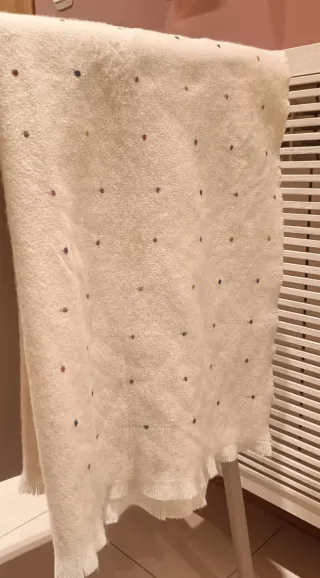 Bufanda blanca con topos de colores