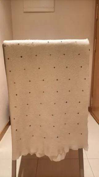 Bufanda blanca con topos de colores