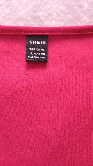 Vestido rojo con mangas abullonadas