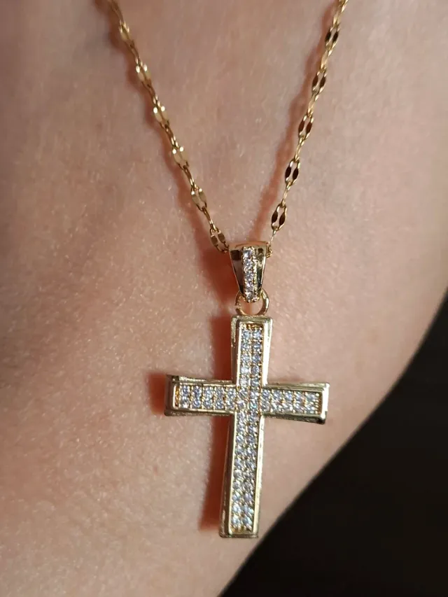 Colgante de cruz con brillitos y su cadena