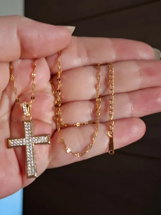 Colgante de cruz con brillitos y su cadena