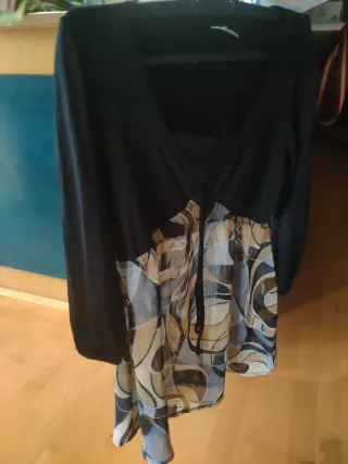 Blusa negra con estampado floral