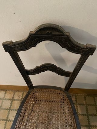 Silla antigua de madera y ratán