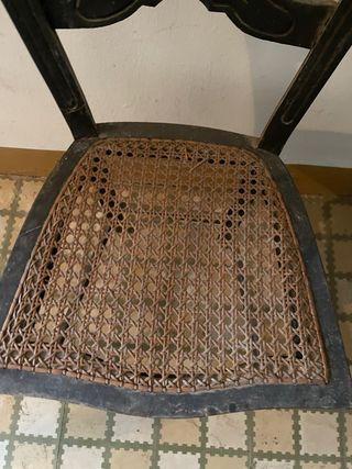 Silla antigua de madera y ratán