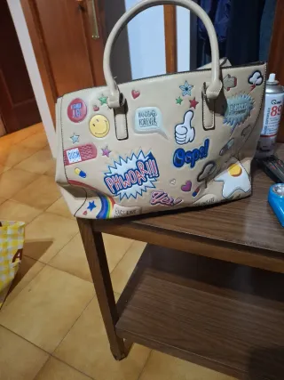 Bolso beige con pegatinas divertidas
