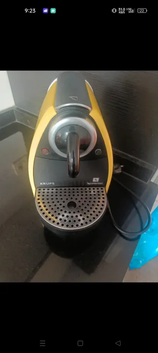 Cafetera Krups Nespresso Amarilla. De capsulas