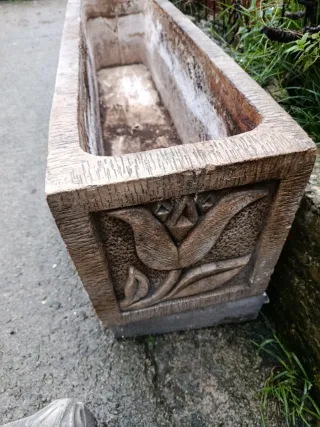 Jardinera de piedra tallada