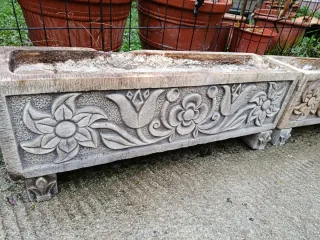 Jardinera de piedra tallada