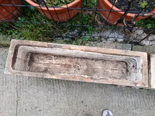 Jardinera de piedra tallada