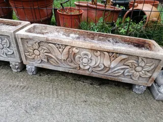 Jardinera de piedra tallada