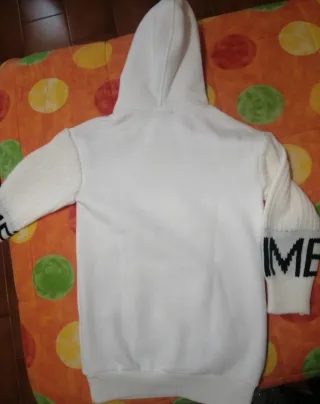 Felpa bianca con maniche a contrasto. Jaime