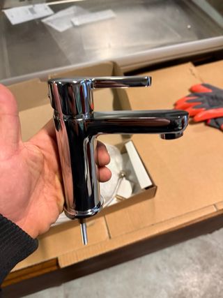 Rubinetto nuovo in metallo