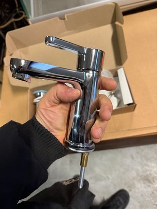 Rubinetto nuovo in metallo