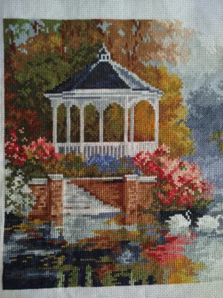 Quadro Ricamo Punto Croce Gazebo e Cigni