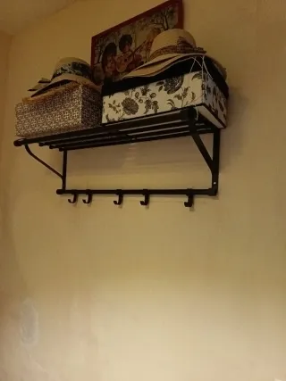 Estantería de hierro negra con ganchos