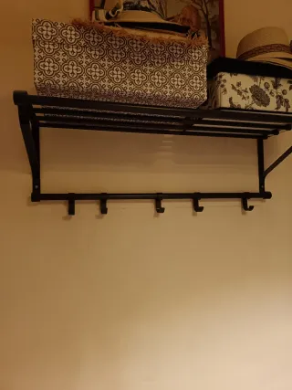 Estantería de hierro negra con ganchos