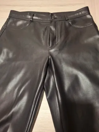Pantalón efecto piel Stradivarius negro