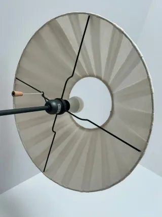 Lámpara de pie de lino y madera