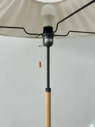 Lámpara de pie de lino y madera