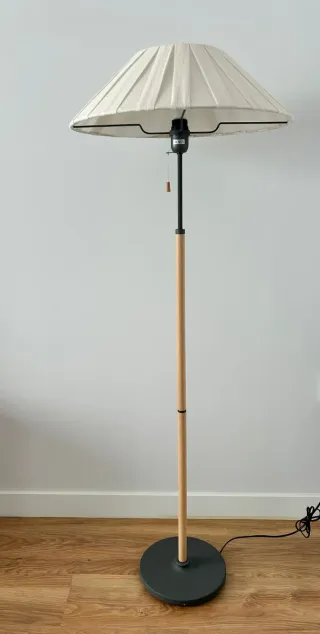 Lámpara de pie de lino y madera