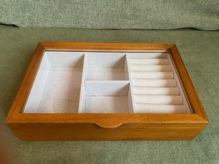 Joyero de madera y cristal