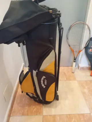 Bolsa de golf con palos y 2 raquetas