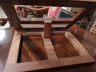 Leggio in noce intarsiato