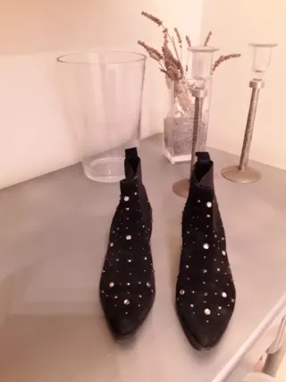 Botines negros con tachuelas