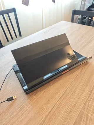 Base elevadora portátil con replicador de puertos