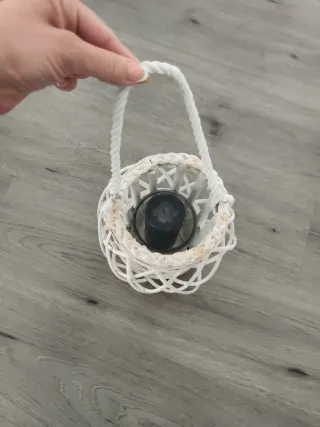 Portavelas de madera con asa de cuerda