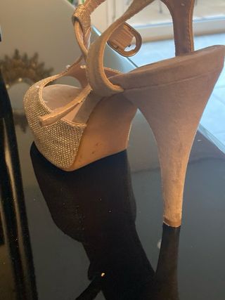 Zapatos de fiesta beige y dorados