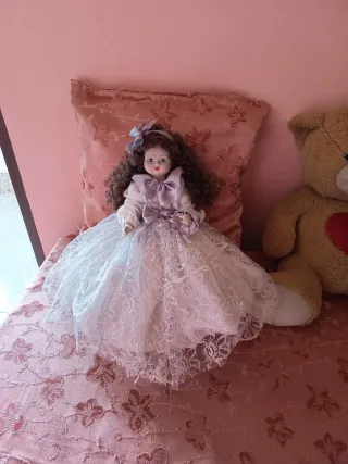 Bambola in ceramica con vestito pizzo